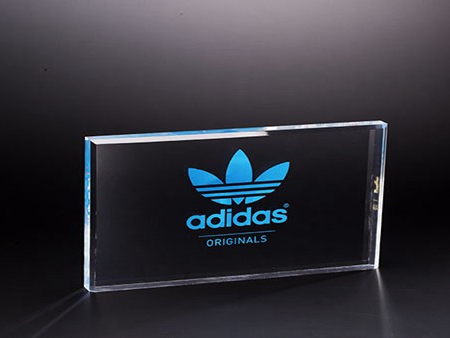 如何通過肉眼觀察判斷亞克力展架的質量呢？